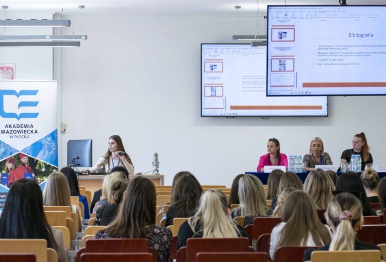 XIII Międzynarodowa Konferencja Studencka w Akademii Mazowieckiej w Płocku - zdjęcie prezentujące studentów