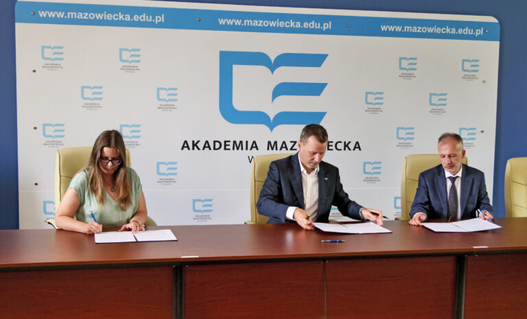 Zdjęcie prezentujące podpisanie porozumienia przez Rektora Akademii Mazowieckiej w Płocku z Sądem Rejonowym w Płocku oraz Stowarzyszeniem Sędziów Polskich „IUSTITIA”
