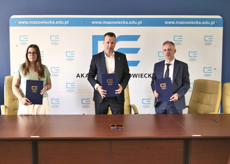 Zdjęcie prezentujące podpisanie porozumienia przez Rektora Akademii Mazowieckiej w Płocku z Sądem Rejonowym w Płocku oraz Stowarzyszeniem Sędziów Polskich „IUSTITIA”