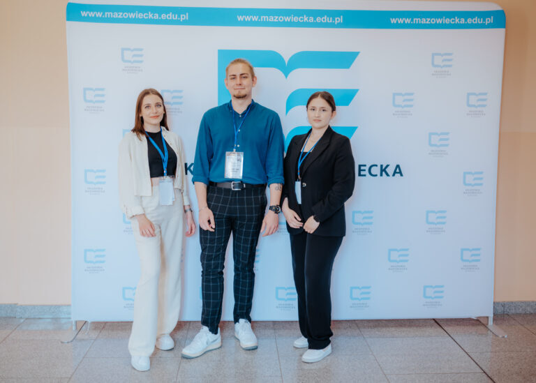XIII Międzynarodowa Konferencja Studencka w Akademii Mazowieckiej w Płocku - zdjęcie prezentujące studentów