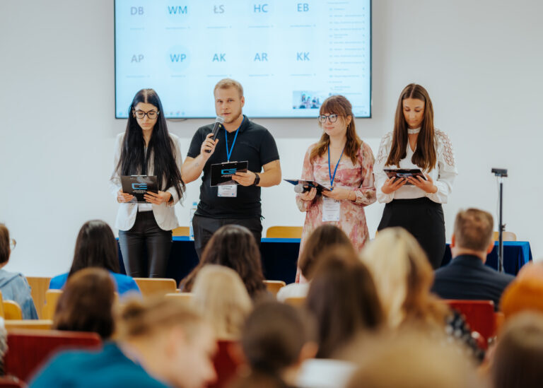 XIII Międzynarodowa Konferencja Studencka w Akademii Mazowieckiej w Płocku - zdjęcie prezentujące studentów