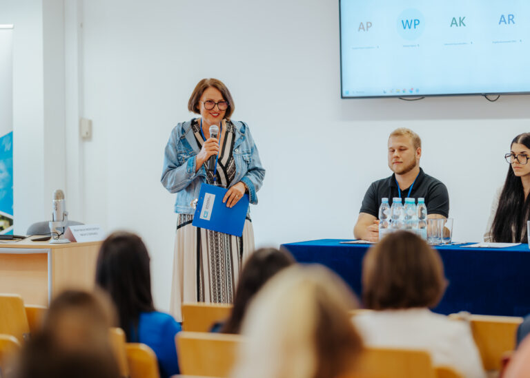 XIII Międzynarodowa Konferencja Studencka w Akademii Mazowieckiej w Płocku - zdjęcie prezentujące Prorektor ds. Collegium Medicum Akademii Mazowieckiej w Płocku