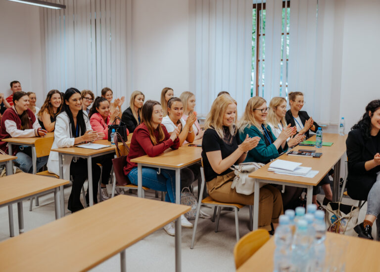 XIII Międzynarodowa Konferencja Studencka w Akademii Mazowieckiej w Płocku - zdjęcie prezentujące uczestników konferencji