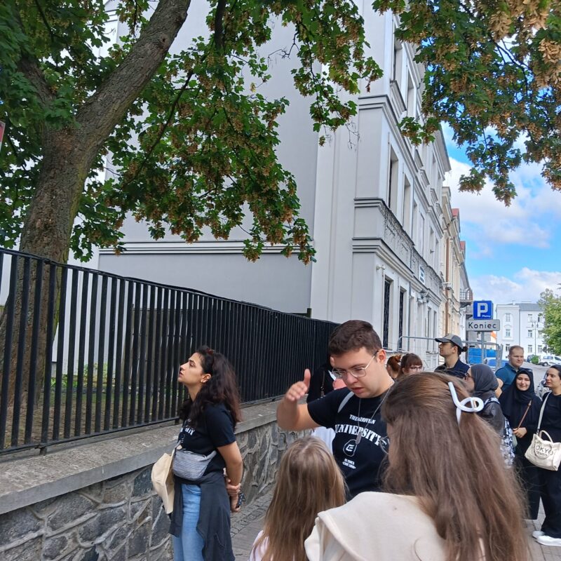 Zdjęcie grupowe przedstawiające studentów z programu Erasmus+
