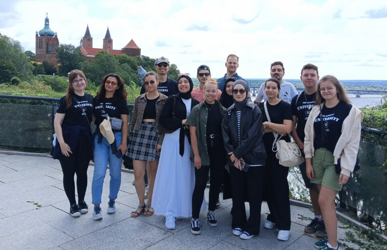 Zdjęcie grupowe przedstawiające studentów z programu Erasmus+