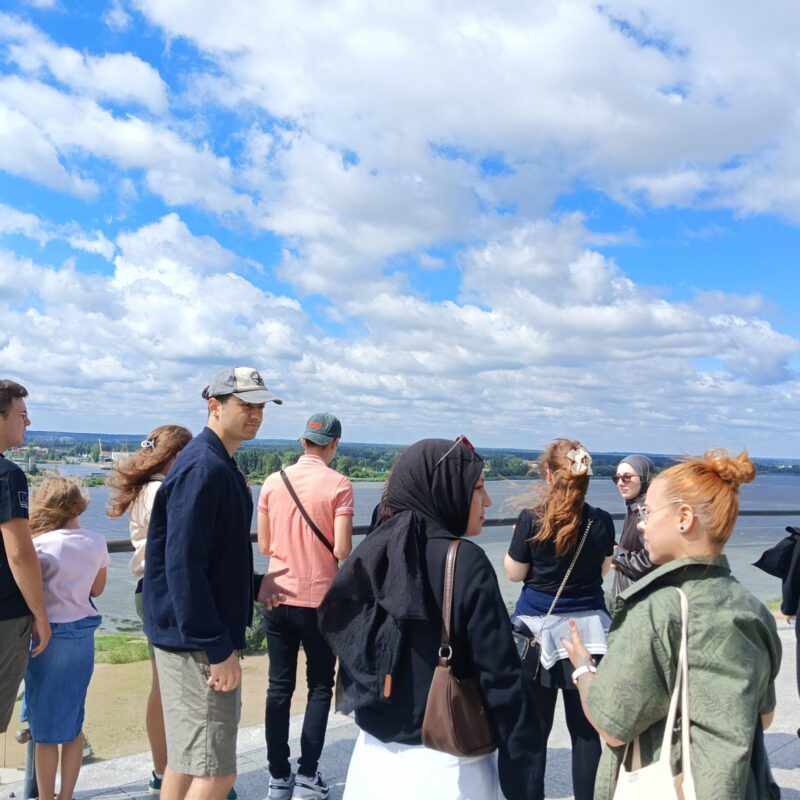 Zdjęcie grupowe przedstawiające studentów z programu Erasmus+