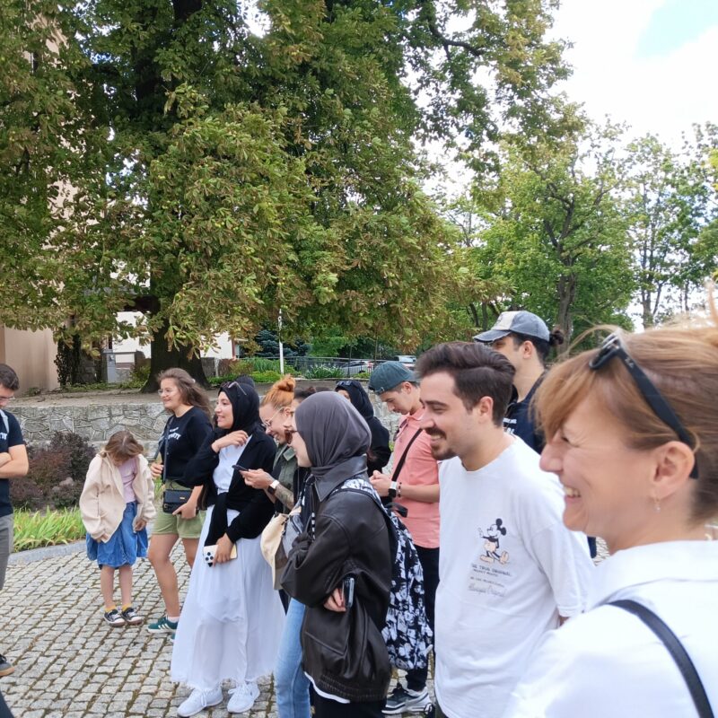 Zdjęcie grupowe przedstawiające studentów z programu Erasmus+