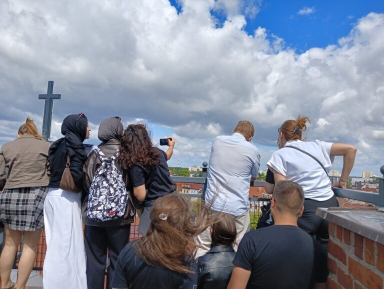 Zdjęcie grupowe przedstawiające studentów z programu Erasmus+
