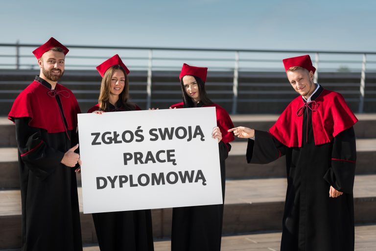 Zdjęcie przedstawiające studentów, którzy zapraszają do udziału w Konkursie na najlepszą pracę dyplomową