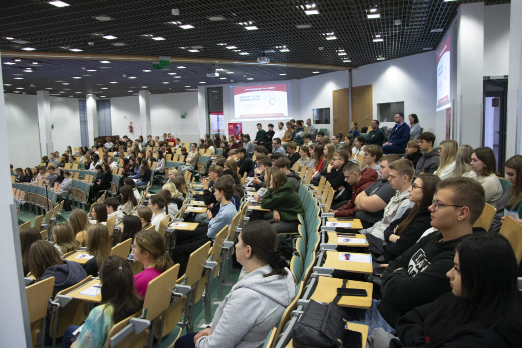 Prelekcje dla uczniów szkół średnich z Płocka podczas obchodów Światowego Tygodnia Przedsiębiorczości w Akademii Mazowieckiej w Płocku