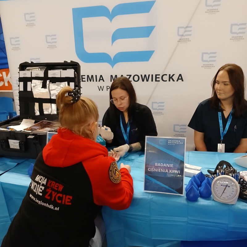 Zdjęcie studentek przy stoisku AMP podczas 33. Finału WOSP w Płocku