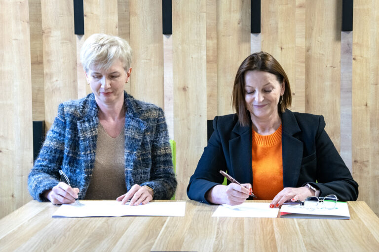 zdjęcie przedstawiające przedstawicielki Akademii Mazowieckiej w Płocku i Banku Spółdzielczego w Starej Białej, podpisujące porozumienie o współpracy miedzy instytucjami
