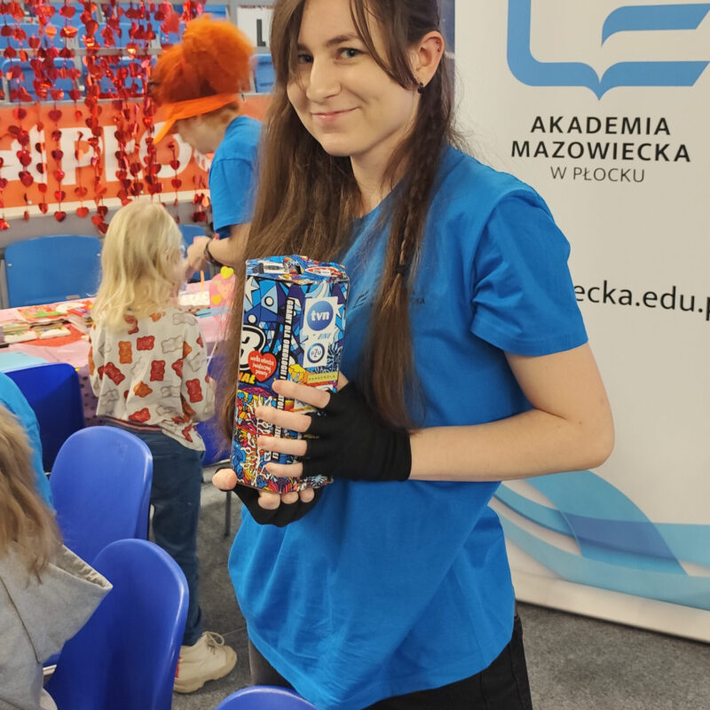 zdjęcie studentki z puszką 33. Finału WOŚP