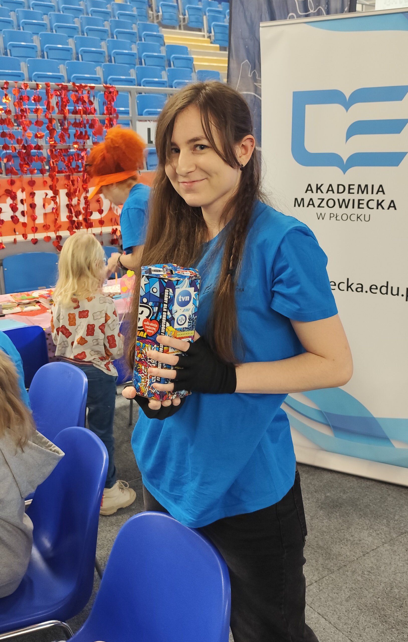 zdjęcie studentki z puszką 33. Finału WOŚP