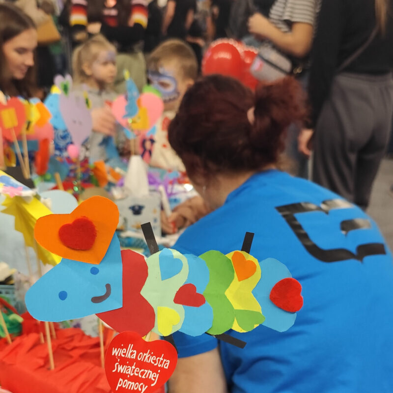Zdjęcie stoiska zorganizowanego przez kierunek pedagogika podczas 33. Finału WOŚP w Orlen Arenie w Płocku