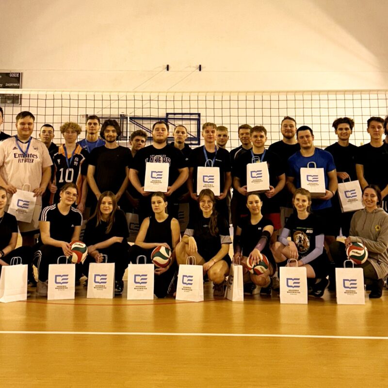 Zdjęcie grupowe osób biorących udział w I Międzywydziałowym Turnieju Siatkarskiego w Akademii Mazowieckiej w Płocku