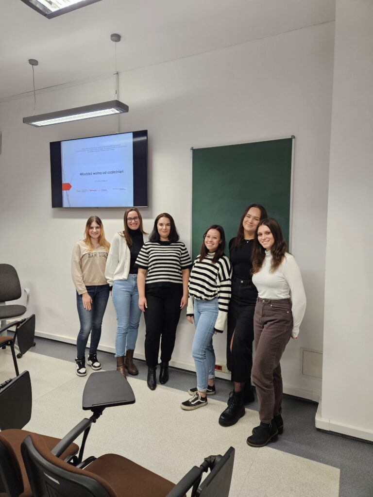Zdjęcie grupy studentów Akademii Mazowieckiej w Płocku biorących udział w szkoleniu "Młodzież wolna od uzależnień"