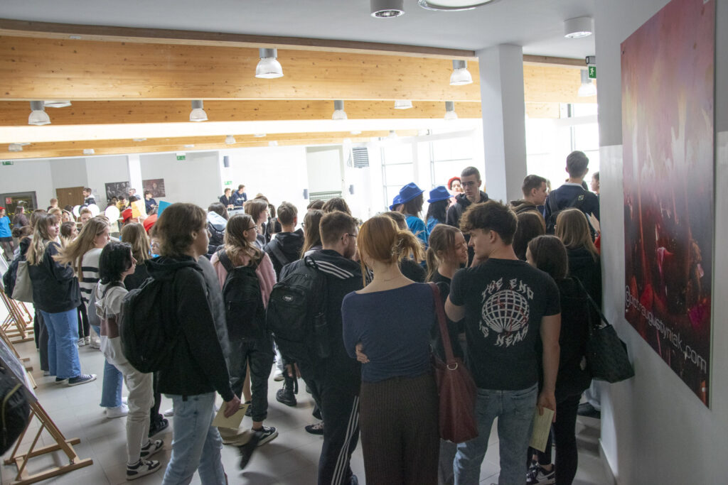 Tłum licealistów w wejściu do Uczelni
