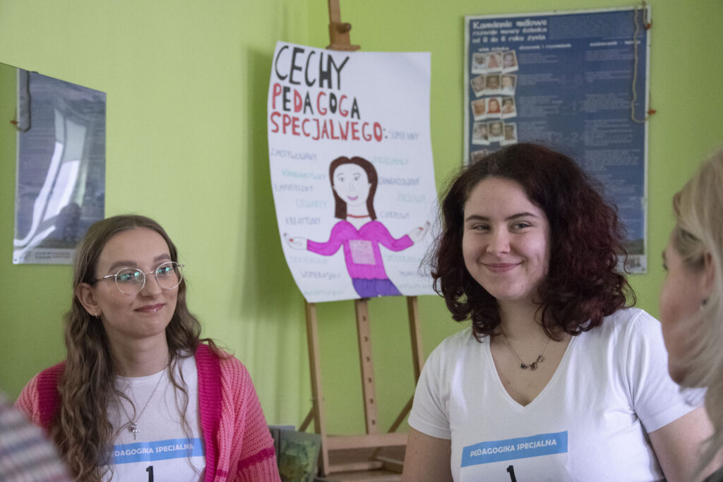 Studentki akademii w sali logopedycznej