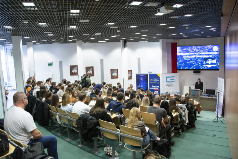 Zdjęcie siedzących na widowni gości specjalnych i prelegentów sympozjum