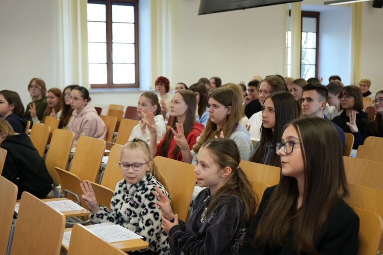 uczestnicy projektu siedzący na widowni.