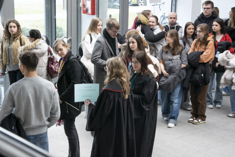 Studentki w togach adwokackich witające licealistów na dniach otwartych