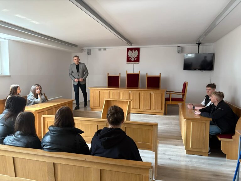 Uczniowie i wykładowca w sali sądowej