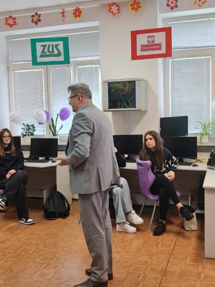 Doktor Andrzej Jagodziński stojący na środku klasy podczas przemowy