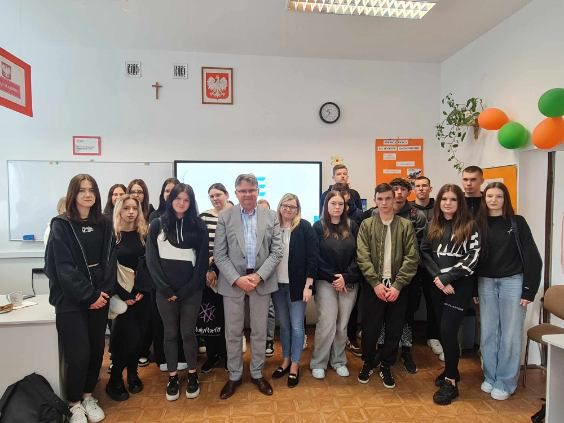 Zdjęcie grupowe uczniów oraz wykładowcy