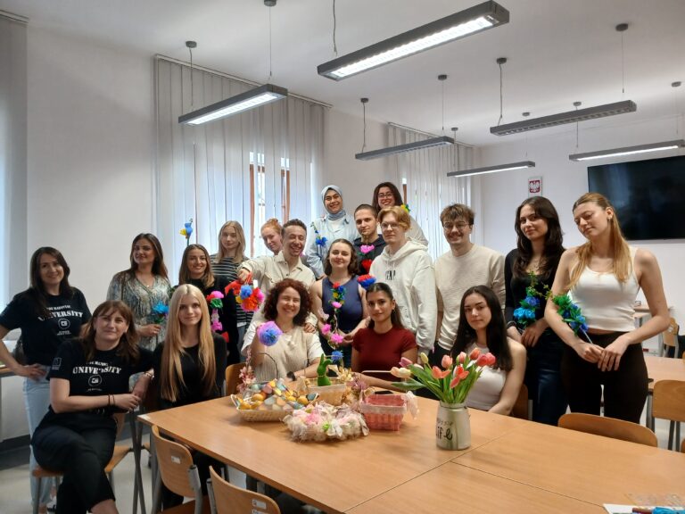 grupa studentów z Erasmus+ pozujących do wspólnego zdjęcia podczas śniadania wielkanocnego
