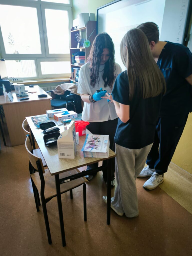 badanie poziomu glikemii przez uczniów