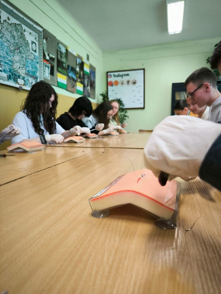 Chirurgiczne szycie ran wykonywane przez uczniów Liceum