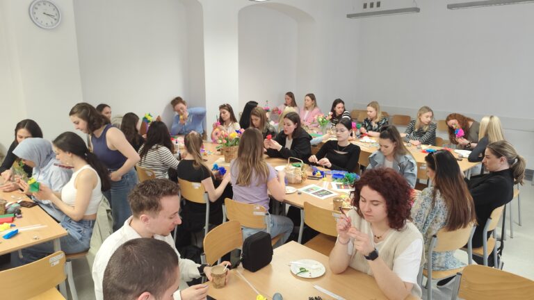 Zdjęcie sali ze studentami z polski i z zagranicy, podczas warsztatów wielkanocnych
