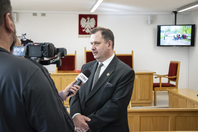 Prezes Sądu, Sędzia Sądu Okręgowego Mariusz Królikowski udzielający wywiadu dla telewizji