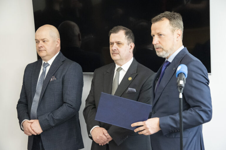Rektor uczelni, Prezydent Miasta Płocka oraz Prezes Sądu Okręgowego stojący przy mikrofonie