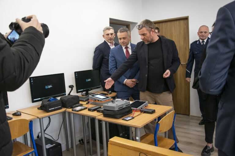 Magister Piotr Dymek wyjaśniający działanie sprzętu dochodzeniowego w praktyce