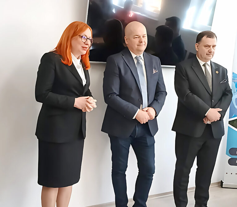 Gość przemawiający podczas otwarcia sali sądowej