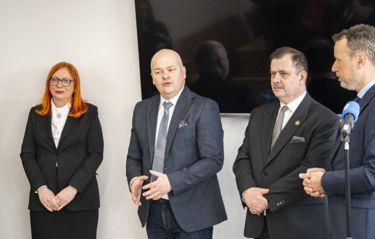 Prezydent przemawiający podczas otwarcia sali sądowej
