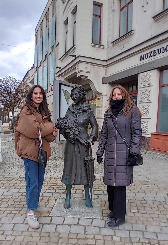 Studentki Akademii Mazowieckiej w Płocku pozujące do zdjęcia obok Muzeum Mazowieckiego w Płocku
