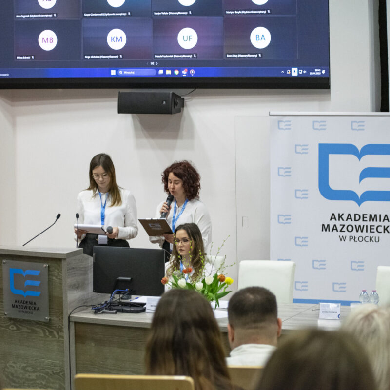 Studentki moderujące konferencję