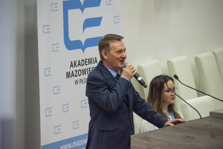 Prorektor do spraw studenckich i dydaktyki przemawiający z mównicy