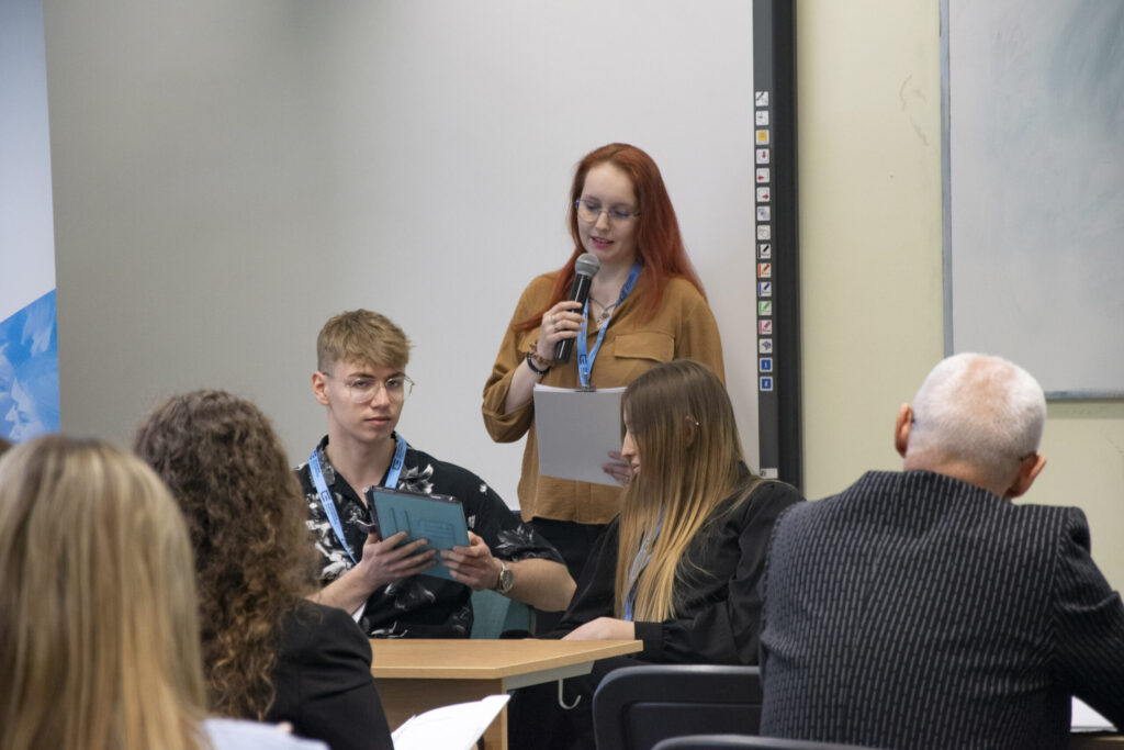 Studentka prelegentka mówiąca do mikrofonu