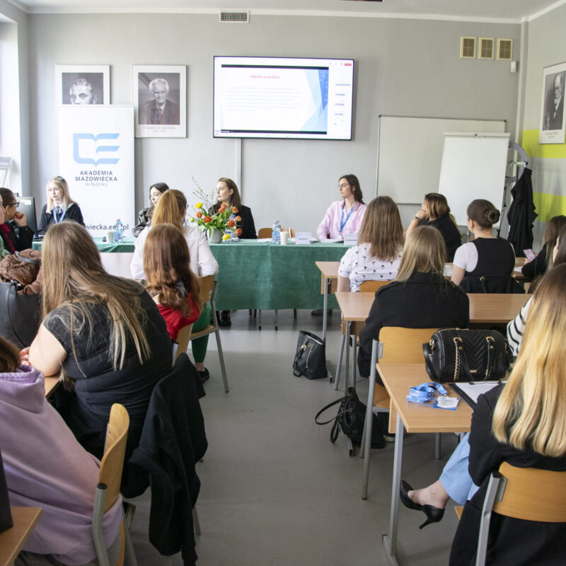 Pracownia z siedzącymi prelegentami i moderatorami sesji
