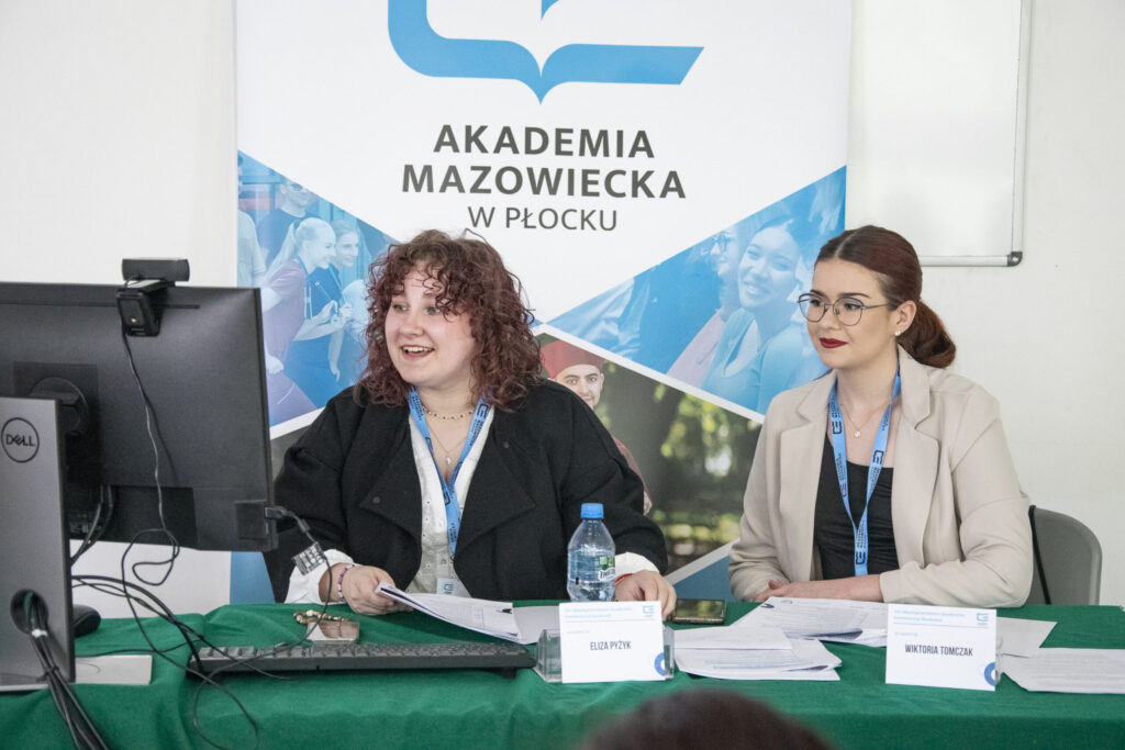 Moderatorki- dwie kobiety, siedzące przy stole konferencyjnym