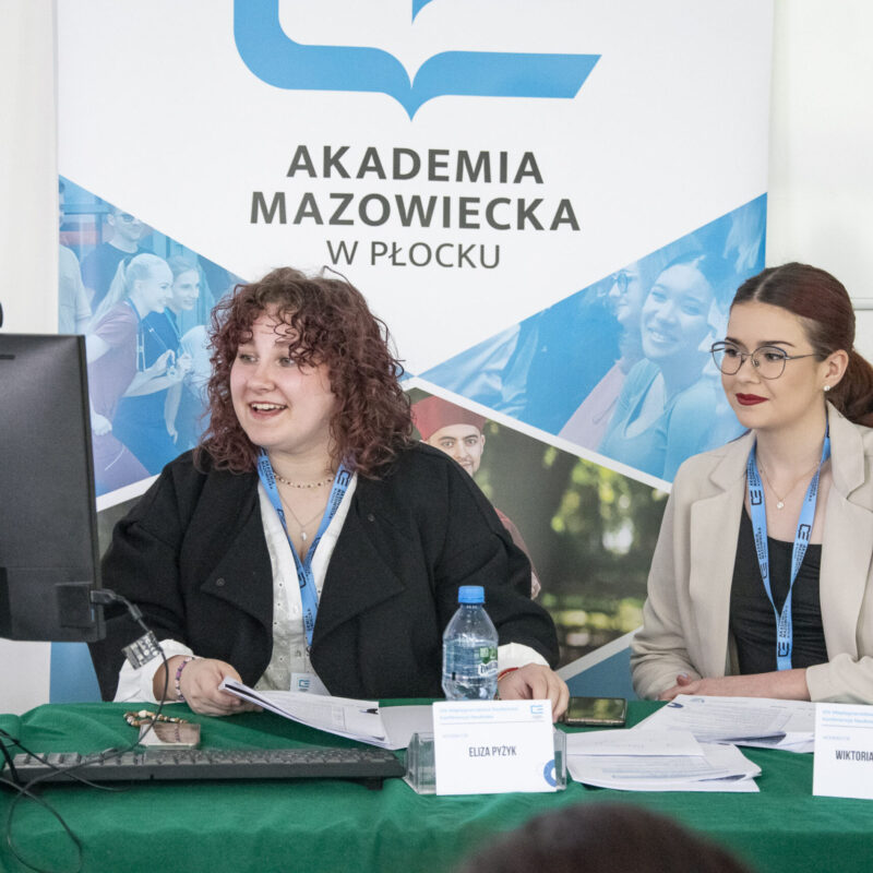 Moderatorki- dwie kobiety, siedzące przy stole konferencyjnym