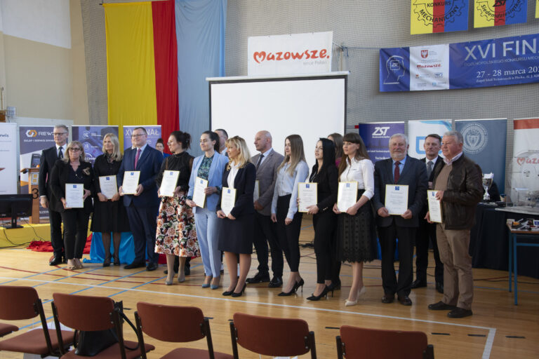 Zdjęcie grupowe partnerów, współorganizatorów i sponsorów wydarzenia