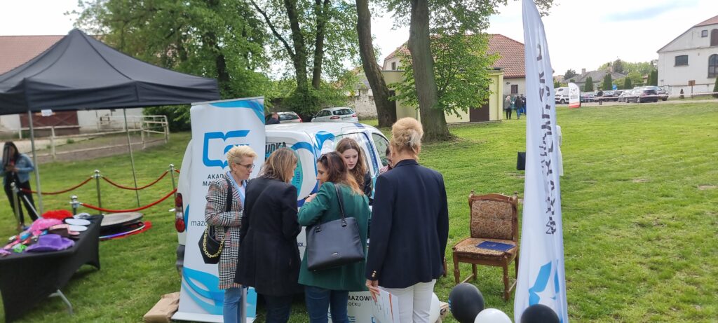 Uczestnicy kongresy przy ladzie promocyjnej AMP