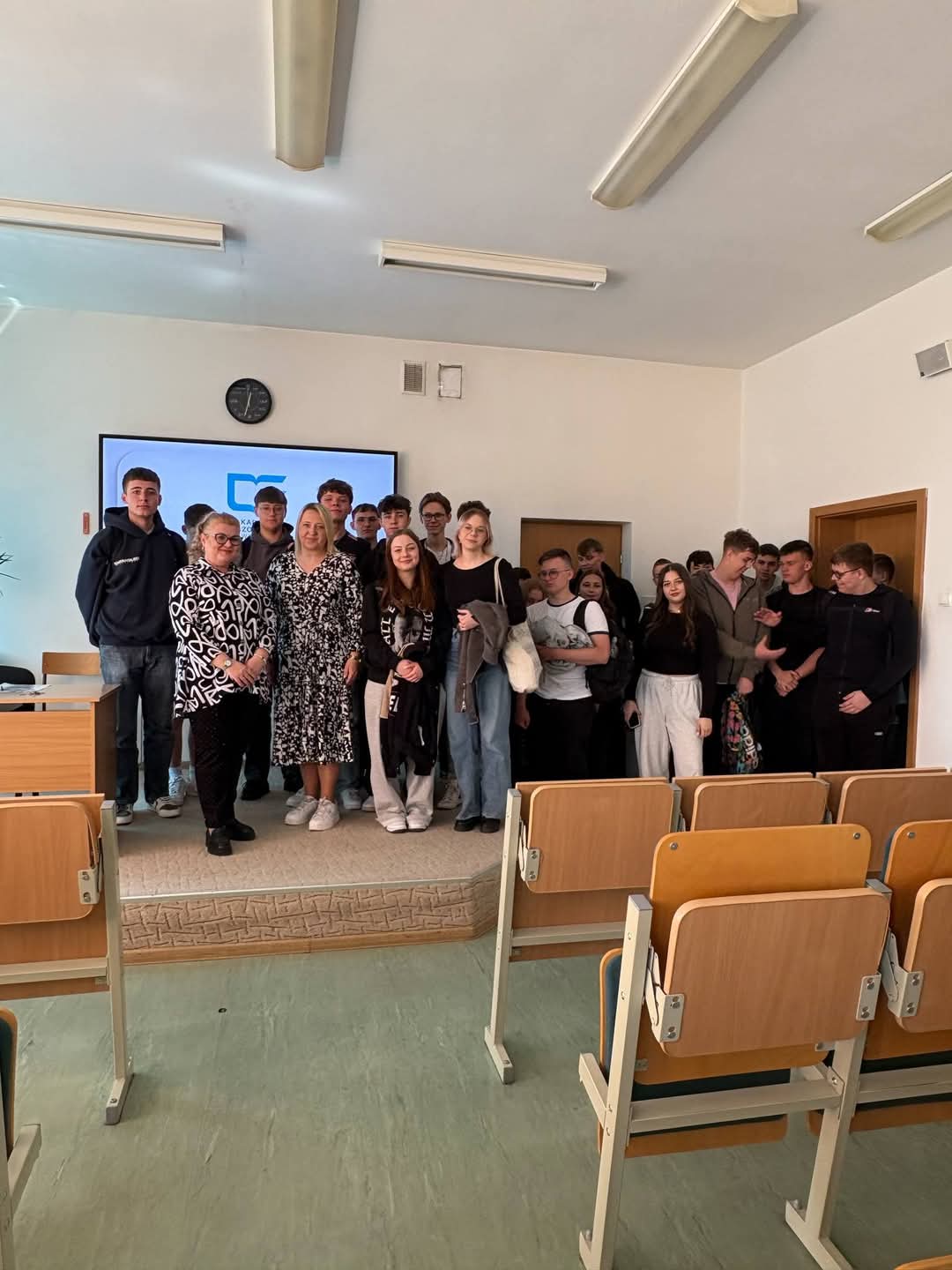zdjęcie grupowe uczniów z nauczycielem akademickim w klasie
