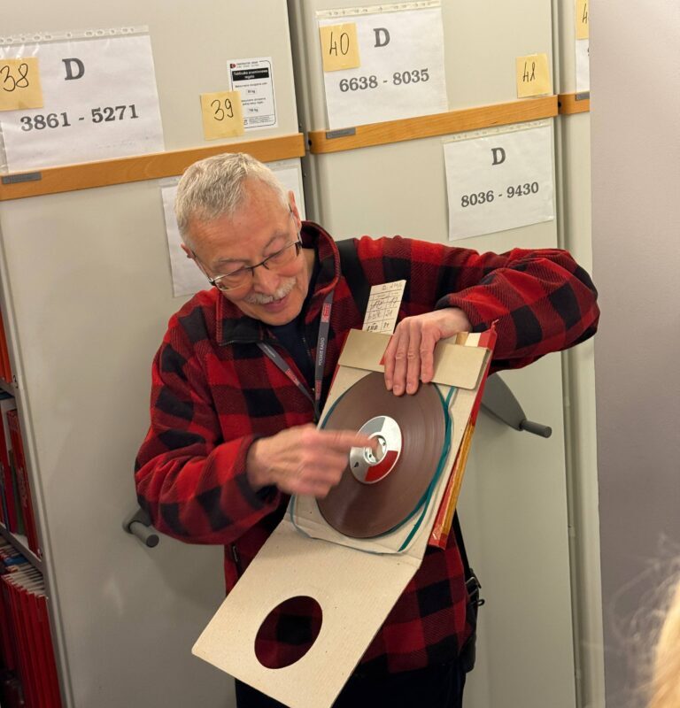 lektor Andrzej Krusiewicz pokazujący studentom płytę winylową
