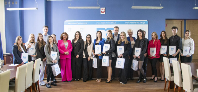 Zdjęcie grupowe Laureatów konkursu na najlepszy referat podczas XIV Międzynarodowej Studenckiej Konferencji Naukowej